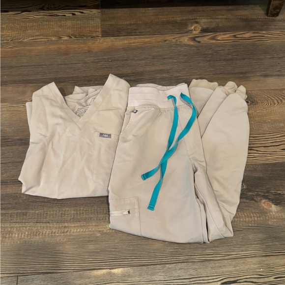 Beige Scrub Set with Teal Accents
Boulder figs - Picture 1 of 3